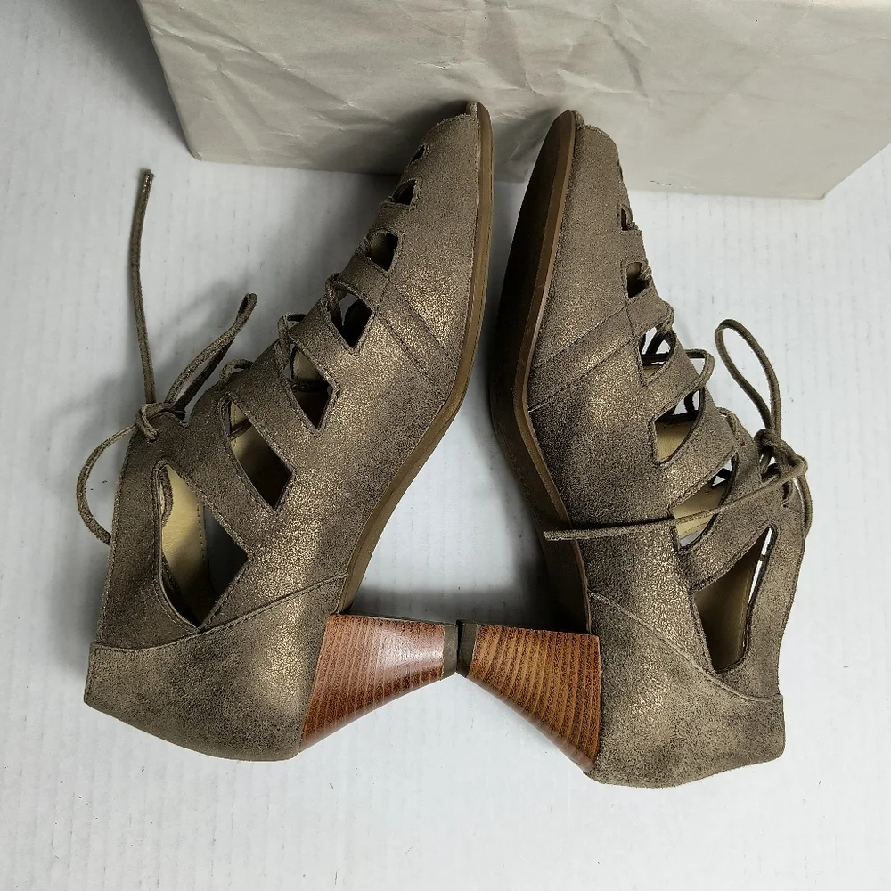 Paul Green Múnchen Size 7 Tan Ankle Booties with Cut-Out Design Low Heel Lace Up